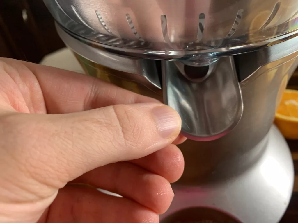 easy spout to stop lemon juice from dripping.