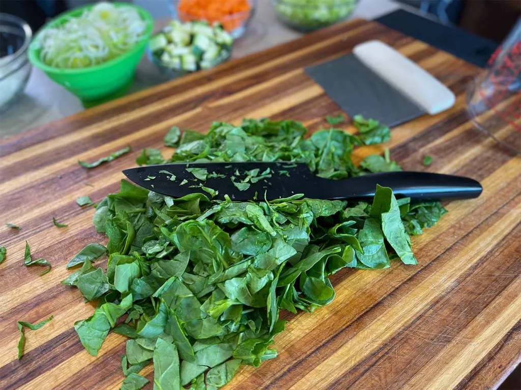 Chopped spinach with Hast knife.